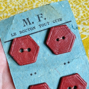 Mercerie Ancienne - Jolis Boutons Tout Cuir Années 1940er Jahre auf der Karte, Stock Français