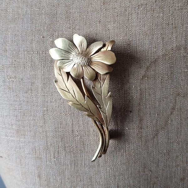 Superbe Grande Broche Années 1940s en Métal Doré, Grande Fleur, Français