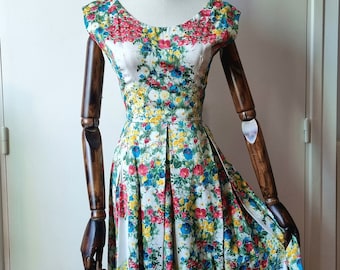 Magnifique Robe Années 1950s, Tissu Satiné Fleuri, Parfaite pour L'été - Taille XXS