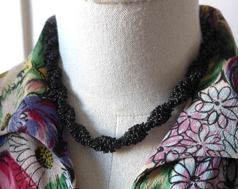 Rare Collier Ras de Cou en Fil Plastifié Noir, Vintage Anglais 1940s WWII, Période Make Do and Mend