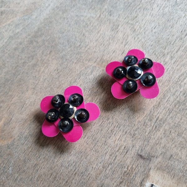 Jolies Boucles d'oreilles Années 1950s 1960s en Seuins Rose Vif et Noir, Stock Français