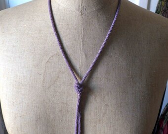 Magnifique Collier Sautoir à Pendant, Vintage Français, en Perles de Rocaille Mauves, Circa 1930s