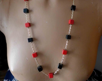 Ravissant Collier Vintage Années 1960s 1970s, Cubes en polymère Noir et Rouge sur Chaînette Dorée, Vintage Français