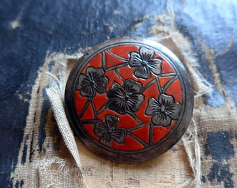 SUPERBE Broche Vintage Française des Années 1930s, Résine Gravée et Peinte, Fleurs Noires Reflets Argentés sur Rouge