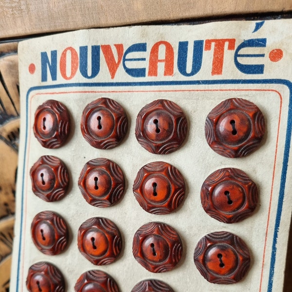 Mercerie Ancienne - Beaux Boutons Années 1940s sur Carte d'origine, Polymère Marbré Rouille, Stock Français