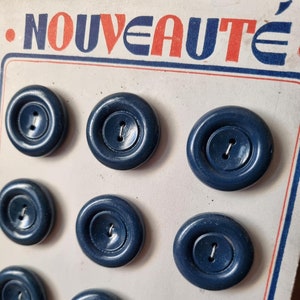 Mercerie Ancienne - Beaux Boutons Années 1940s en Bois Peint, Bleu Marine, Sur Carte d'origine, Stock English