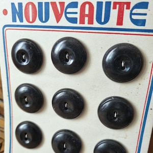 Mercerie Ancienne - Beaux Boutons Années 1940s en Bois Peint, Noir, sur Carte d'origine, Stock Français