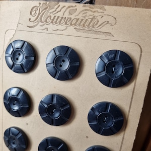 Mercerie Ancienne - Superbes Boutons Années 1940s en Bois Peint, Noir, sur Carte d'origine, Stock