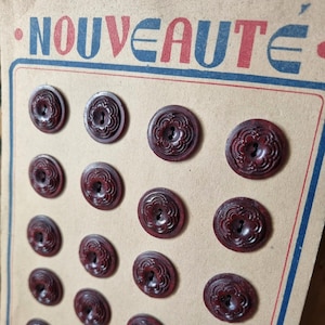 Mercerie Ancienne - Jolis Boutons Années 1930s 1940s en Polymère Marbré Bordeaux, sur Carte d'origine, Stock Français