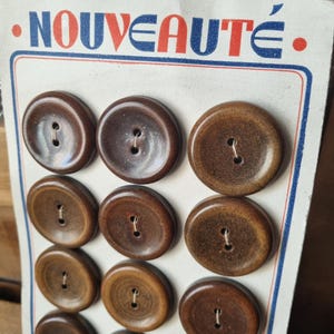 Mercerie Ancienne - Beaux Boutons Années 1940s en Bois, sur Carte d'origine, Stock Français - Grand Modèle