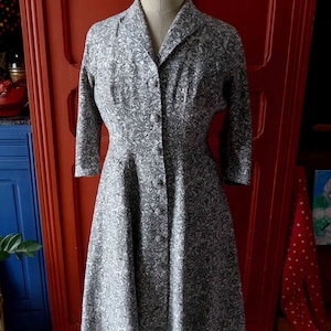 Magnifique Robe Française Fin des Années 1940s Début 1950s, tissu Jacquard Crème, Gris et Noir - Taille S-M