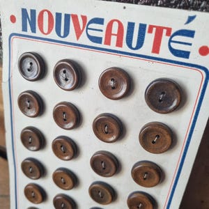 Mercerie Ancienne - Beaux Boutons Années 1940s en Bois, sur Carte d'origine, Stock Français, Petit Modèle