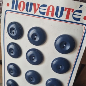 Mercerie Ancienne - Jolis Boutons Années 1940s en Bois Peint en Bleu Marine, sur Carte d'origine, Stock Français
