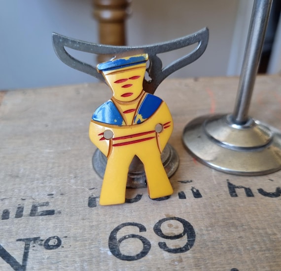 RARE,  Magnifique Broche Années 1940s en Bakélite Peinte, Petit Marin Jaune Safran, Bleu et Rouge