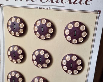 Mercerie Ancienne - Magnifiques Boutons Années 1940s en Bois Peint, Bordeaux Foncé et Saumon Clair, sur Carte d'origine, Stock Français