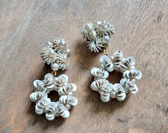 Superbes Boucles D'oreilles Années 1940s 1950s en Seuqins Crème et Fausses Perles en Celluloïd, Français