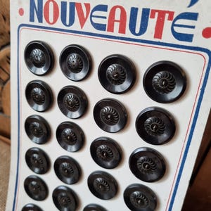 Mercerie Ancienne - Ravissants Boutons Années 1940s en Polymère Noir, Motif Ciselé, Petit Modèle, Stock Français