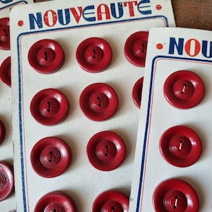 Mercerie Ancienne - Superbes Boutons Années 1940s en Bois Peint, Rouge Sombre Moyen Modele, Stock Français