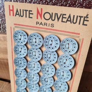 Mercerie Ancienne - Superbes Boutons Années 1930s 1940s en Celluloïd Bleu Ciel, sur Carte d'origine, Stock Français, Taille Moyenne