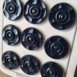 Mercerie Ancienne - Magnifiques Boutons Années 1940s en Bois Peint, Bleu Nuit, Stock Français, sur Carte d'origine
