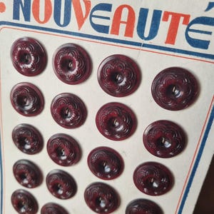 Mercerie Ancienne - Beaux Boutons Années 1930s 1940s en Polymère Marbré Bordeaux, sur Carte d'origine, Stock Français