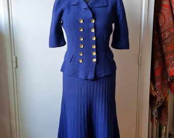 RARE,  Superbe Ensemble en Tricot des Années 1930s 1940s, Bleu Moyen Boutons Métal, Jupe et Top Col Croisé Manches Courtes - Taille 38-40