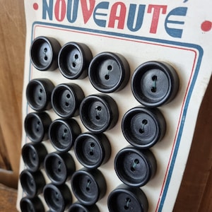 Mercerie Ancienne - Jolis Boutons Années 1940s en Bois Peint, Noir, Sur Carte d'origine, Stock Français