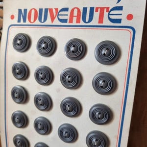 Mercerie Ancienne - Jolis Boutons Années 1940s en Bois Peint sur Carte d'origine, Gris Petit Modèle, Stock Français