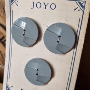 Mercerie Ancienne - Jolis Boutons Années 1930s 1940s en Polymère Gris Clair sur Carte d'origine, Stock Français