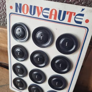 Mercerie Ancienne - Beaux Boutons Années 1940s en Bois Peint en Noir, sur Carte d'origine, Stock Français, Grand Modèle