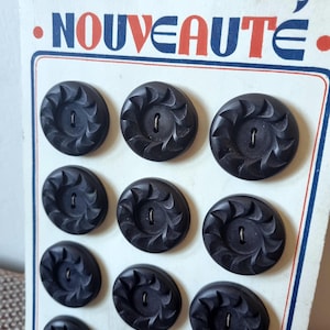 Mercerie Ancienne - Magnifiques Boutons Années 1940s en Bois Ciselé et Teint en Noir, Stock Français