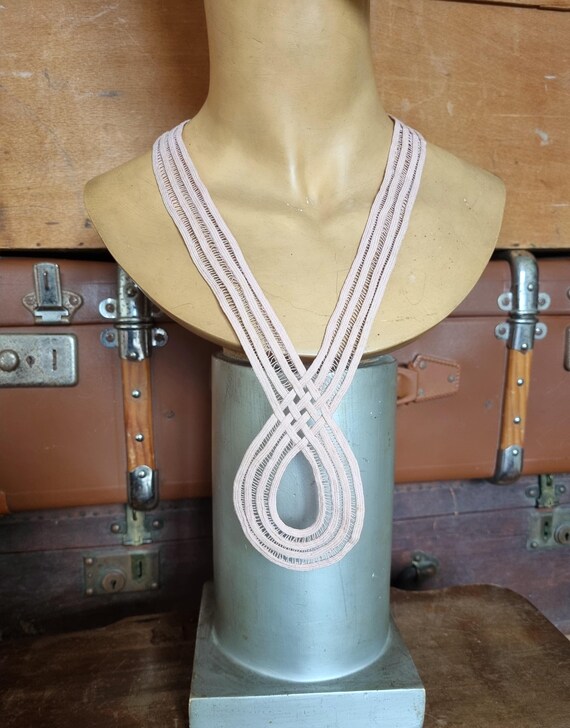 Superbe Col Amovible Années 1930s, Lacet à Plat Brodé, Vieux Rose, Stock Français