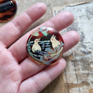 Ravissante Broche Années 1940s en Polymère Façon Écaille、Peinte à la Main、Oiseaux dans leur Nid、Stock Français