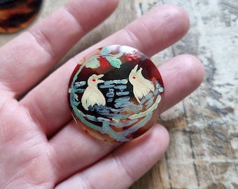 Ravissante Broche Années 1940s en Polymère Façon Écaille, Peinte à la Main,  Oiseaux dans leur Nid, Stock Français