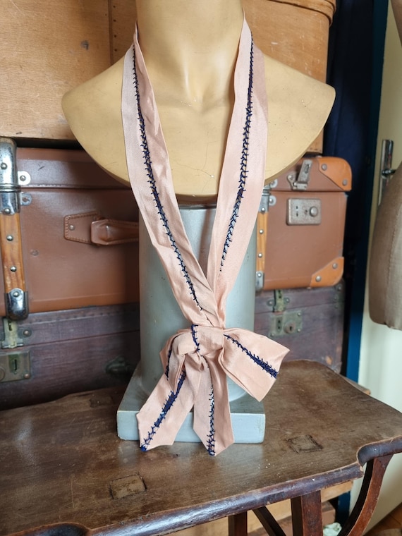 Superbe Col Amovible Années 1920s 1930s, Soie Rose Poudré et Broderies Bleu Marine, Grand Nœud, Stock Français