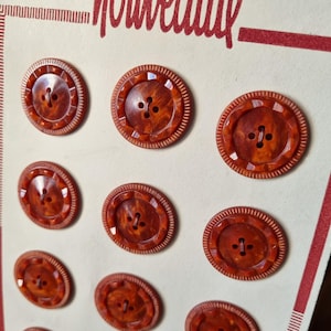 Mercerie Ancienne - Superbes Boutons Années 1940s en Polymère Marbré Rouille, sur Carte d'origine, Stock