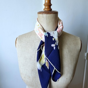 Ravissant Foulard Années 1940s en Crêpe Fleuri, Teintes Tendre et Bordure Marine, Vintage Français