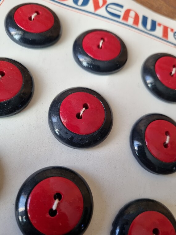 Boutons Anciens En Bois Rouge Et Caramel Sur Carte - Mercerie Vintage - Parfaits Pour Customiser Vos Créations