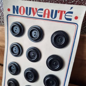 Mercerie Ancienne - Beaux Boutons Années 1940s en Bois Peint en Noir, sur Carte d'origine, Stock Français