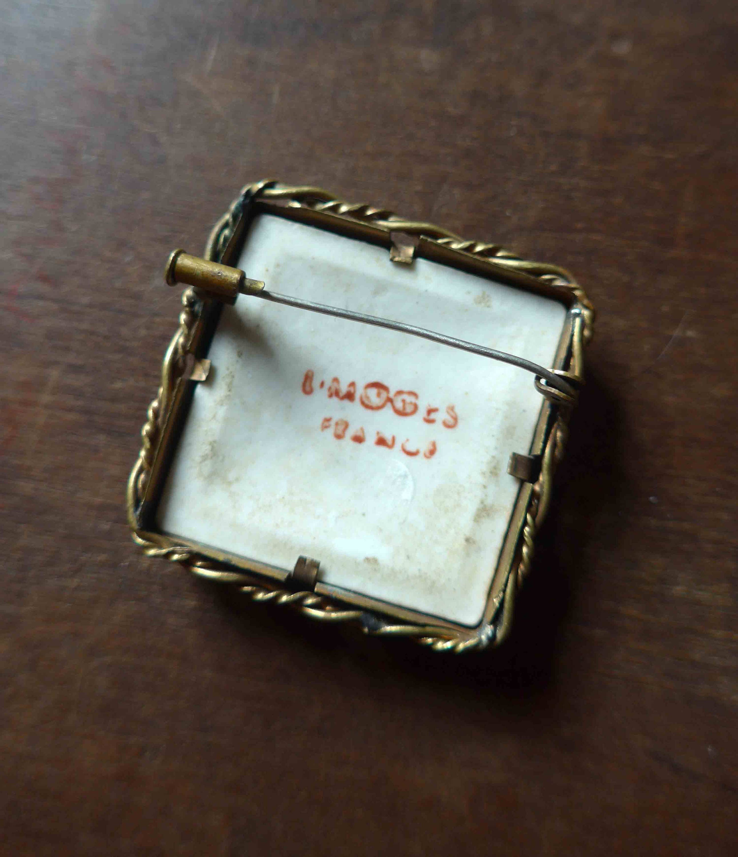 Broche Vintage Limoges - Scène Romantique En Porcelaine - Occasion En Bon état