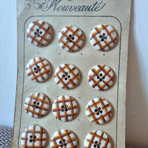 Mercerie Ancienne - Superbes Boutons Années 1940s en Plastique Crème, Peints d&#39;un Motif Tartan aux couleurs chaudes, Stock Français