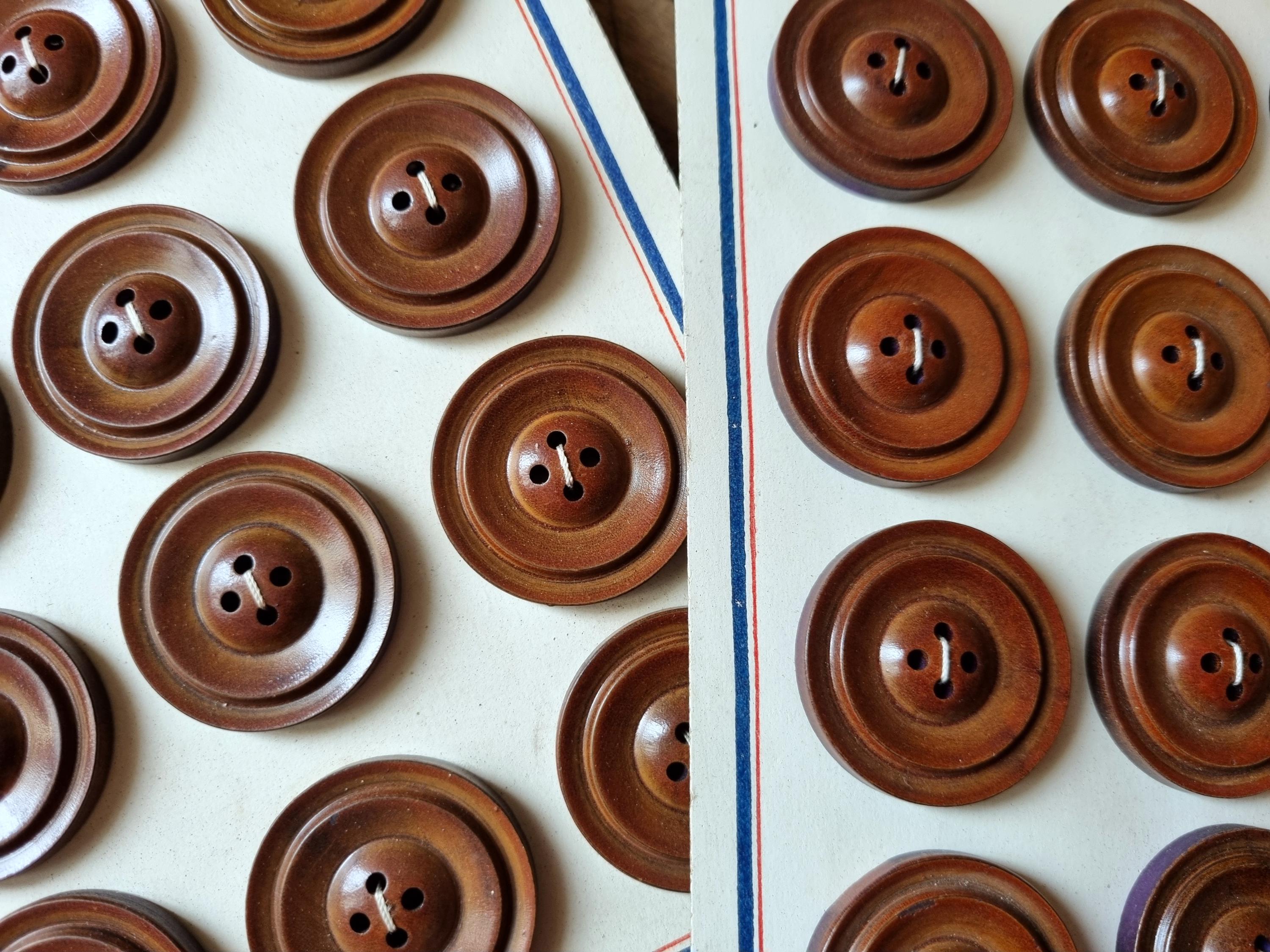 Bouton Ancien Beige à Bosse - Mercerie Vintage (année 1824?) Résine Occasion