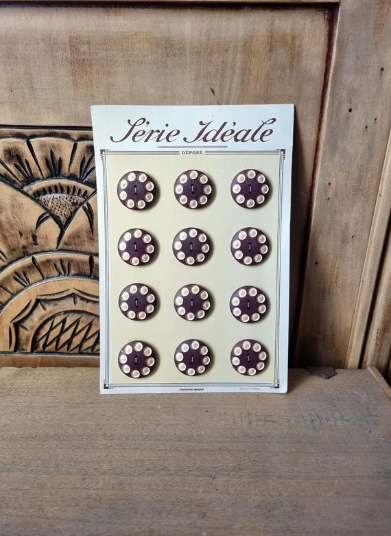 Bouton Ancien Ovale Bordeaux - 6,7 Cm X 4 Cm, Matière Composite, Occasion, Fabrication Française