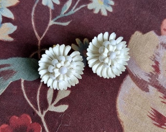 Ravissantes Boucles D'oreilles à Clips Années 1950s 1960s en Plastique Crème, Grandes Fleurs