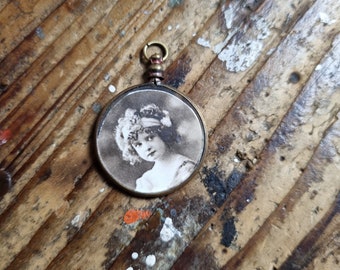 Joli Pendentif Ancien Porte Photo en Métal et Verre