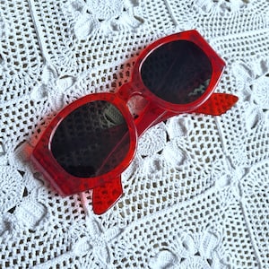 Superbes Lunettes de Soleil Années 1940s en Polymère Rouge, Forme Originale, Solaires Vintage Francais