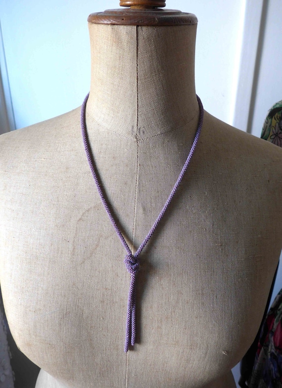 Magnifique Collier Sautoir à Pendant, Vintage Français, en Perles de Rocaille Mauves, Circa 1930s