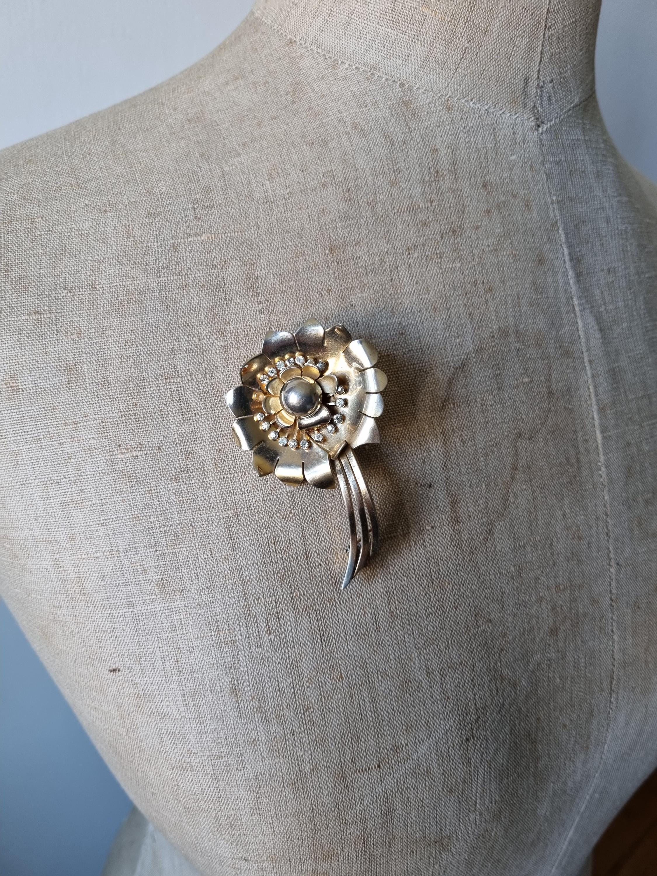 Broche Vintage Années 30 - Fleur En Perles Piquées Sur Monture Laiton Et Strass