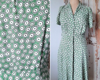 Ravissante Robe Américaine Années 1940s en Rayonne Imprimée Vert et Crème,  Cold Rayon, taille L