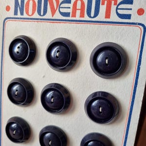 Mercerie Ancienne - Beaux Boutons Années 1940s en Polymère Bleu Nuit sur Carte d'origine, Stock Français